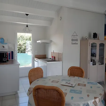 Maison La Petite Oleronaise Holiday home Saint-Pierre-d'Oleron